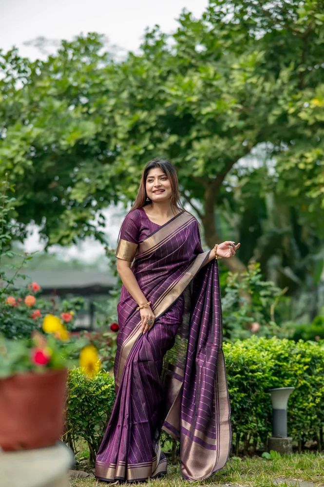 Banarasi raw silk saree with zari linning pattern and zari pallu