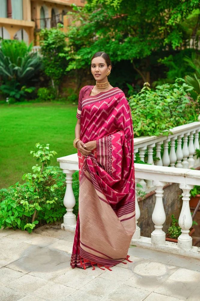 WOMEN'S HANDLOOM RAW SILK SAREE WITH TWO TONE WEAVIVG  DESIGNING PALLU .