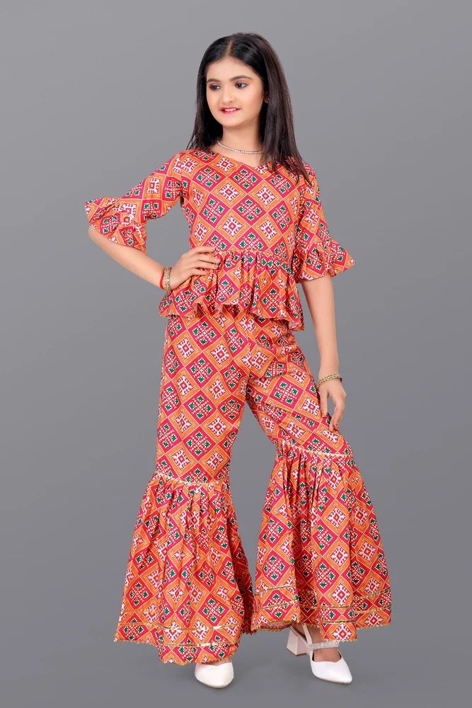 girl top and sarara