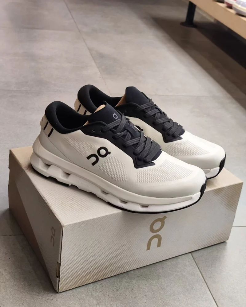 On Running Cloud Zone Ice Black