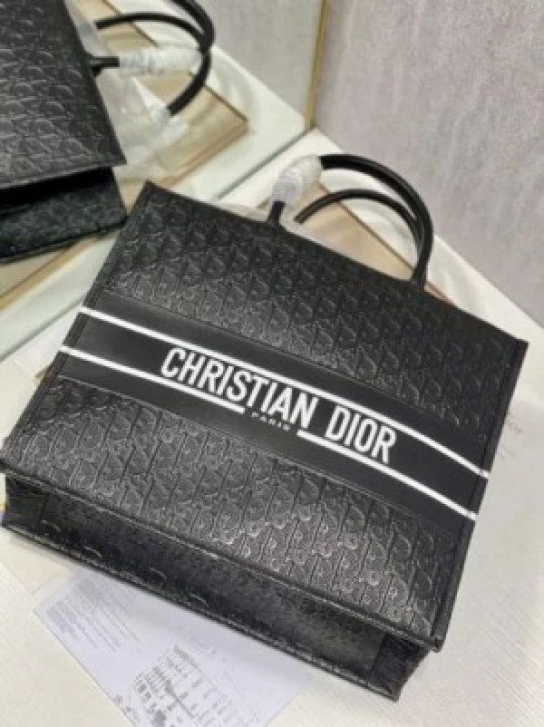 Dior tote embossed premium quality with dust cover